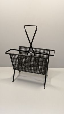 porte-revues en métal noir muni d'un porte-revues sur le dessus