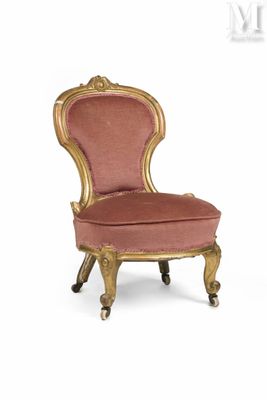 une chaise ancienne avec une assise rembourrée rose et des finitions dorées