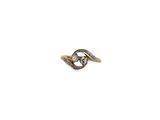 gros plan d'une bague en diamant sur fond blanc