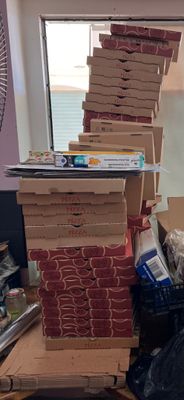 une pile de boîtes à pizza empilées les unes sur les autres