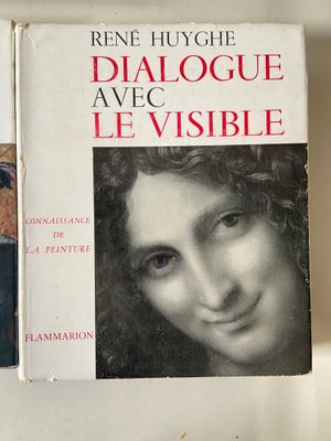 Deux livres sont posés côte à côte sur une étagère.