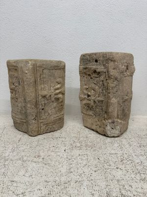 deux blocs de pierre sculptés posés sur une table