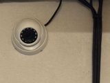 un appareil photo posé sur une table