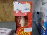 une boîte de bonbons posée sur une table à côté d'une autre boîte de bonbons