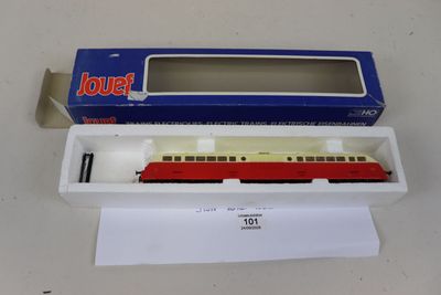 une image représentant un wagon rouge et blanc dans une boîte