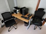 un bureau sur lequel se trouvent un ordinateur et un portable