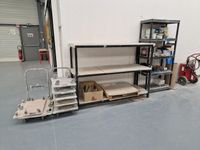 Lot comprenant 1 table d’atelier, 3 étagères et leurs conten… (photo 2)