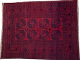 un tapis oriental à motifs rouges et bleus