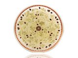 une assiette blanche ornée d'un motif marron et blanc