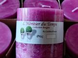des bougies violettes présentées dans une boîte et munies d'étiquettes, à vendre