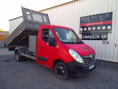 un camion rouge garé devant un bâtiment