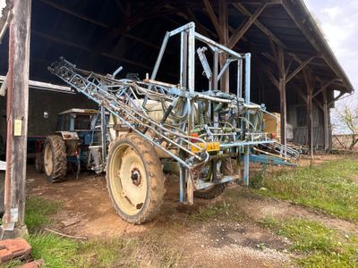 un tracteur garé devant un bâtiment