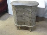 une petite commode dans le coin d'une pièce