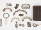 un assortiment d'objets en argent, comprenant notamment un livre, un couteau et d'autres objets