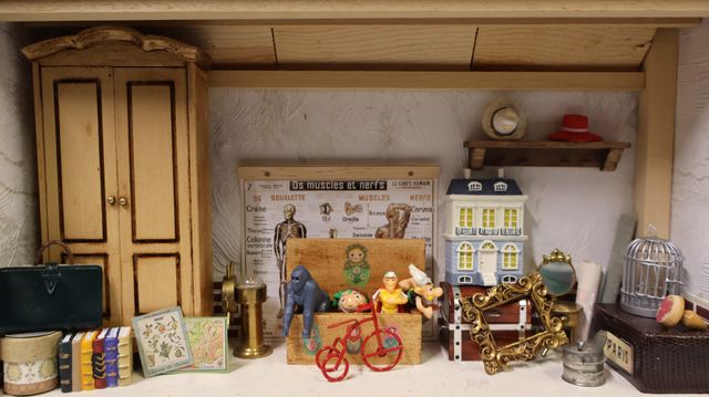Diorama. Composition miniature, dans une vitrine en bois, vitre e...