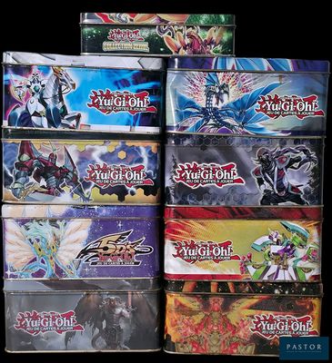 beaucoup de cartes à collectionner Yu-Gi-Oh ! sur la table