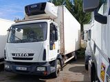 deux camions garés l'un à côté de l'autre dans un parking
