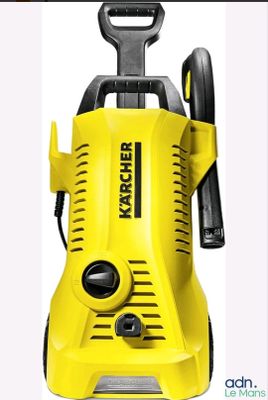 un gros plan d'un bouton jaune sur fond blanc