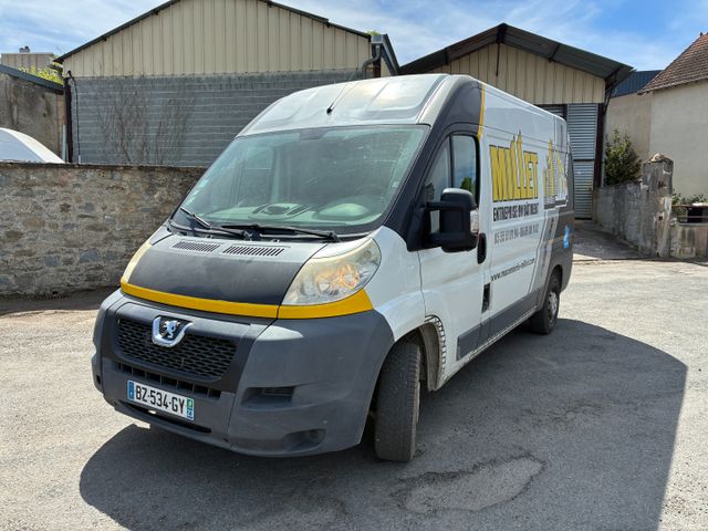 Véhicule utilitaire PEUGEOT Boxer, immatriculée BZ-534-GY, 1ère m