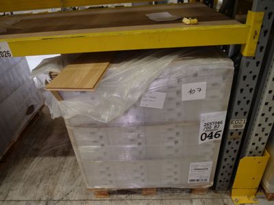 une palette chargée de nombreux cartons dans un entrepôt