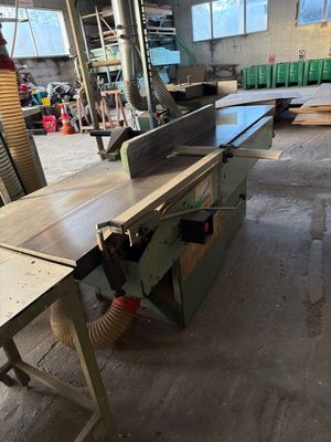 une photo d'une scie à table en action dans un atelier