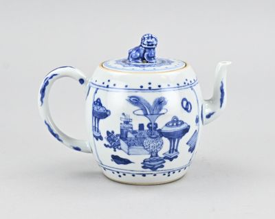 une théière bleue et blanche avec un couvercle, posée sur une table