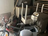 un vélo garé dans un garage
