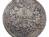 un gros plan d'une pièce de monnaie ornée d'une couronne