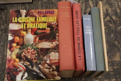 plusieurs livres sont empilés sur une table