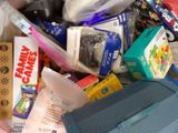 un tas de jouets et d'autres objets qui se trouvent dans un bac
