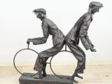une statue représentant un homme à vélo et un autre homme à vélo