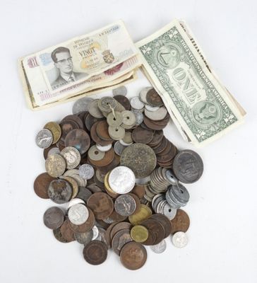 une pile de pièces et de billets posée sur une table