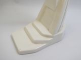une chaise blanche posée sur une table blanche