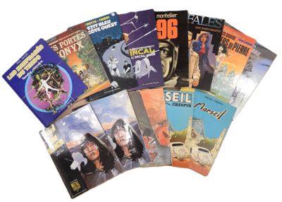 un grand nombre de livres posés sur une table