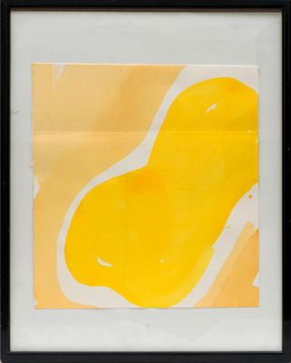 peinture abstraite jaune et blanche, encadrée de noir, accrochée à un mur blanc