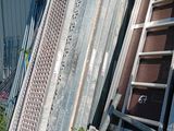 un tas de métal et de bois contre le mur d'un immeuble