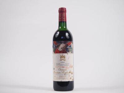 une bouteille de vin rouge posée sur une table blanche