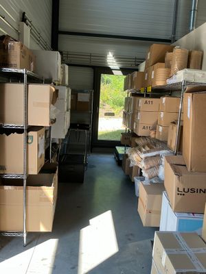 de nombreuses caisses empilées sur les étagères d'un local de stockage
