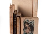 deux livres sont empilés l'un sur l'autre sur une surface blanche