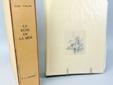 deux livres posés l'un à côté de l'autre sur une table