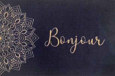 un gros plan d'une carte de visite sur laquelle figure une fleur