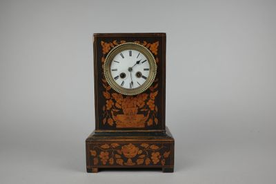 une petite horloge posée sur une table