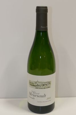 une bouteille de vin posée sur une table