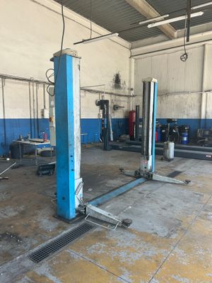 un garage contenant beaucoup de matériel