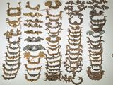 tout un tas de bijoux de toutes sortes accrochés au mur