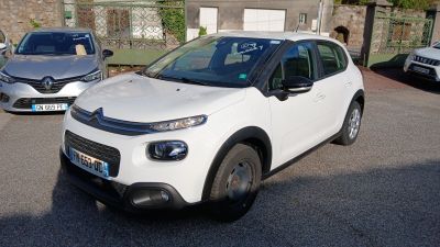 une voiture blanche garée dans un parking