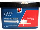 un gros plan sur un récipient contenant de la nourriture posé sur une surface blanche