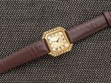 une photo d'une montre montée sur un bracelet en cuir marron