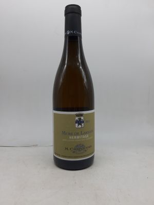une bouteille de vin posée sur une table