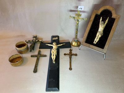 une croix, un crucifix, une bougie et d'autres objets religieux posés sur une table